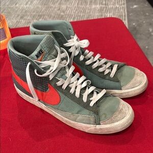Nike High-Top Sneakers in Green and Red